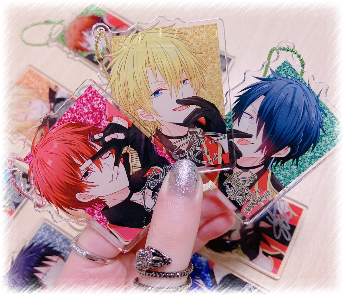 まって!?アクキー届いたんですけどこりゃヤバすぎる…!うわあああ?? 平置きじゃ全て伝えられないから早急に飾れるスタンドを手に入れようと思います…!?✨
カメラセンス皆無すぎてもっと上手に撮れるようになりたい…うう…!
早く皆さんにお届けしたいー!現物見て欲しいです死ぬほど可愛い?