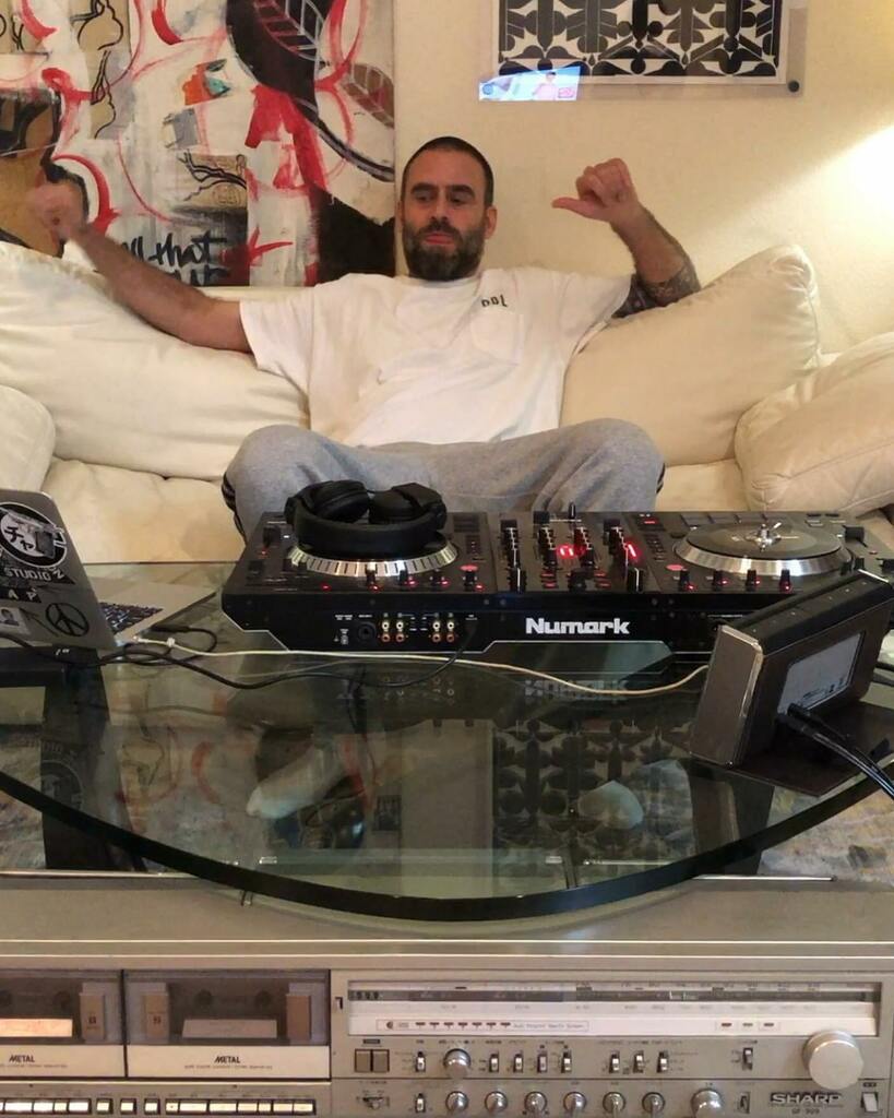 djqs's tweet photo. 今日は21時〜家からインスタライブでストリーミングやります!オーディオは直ラインで配信するから音はいいはず、ぜひヘッドホンで聞いて!一緒に飲も! #livestreamingDJ #asobitai https://t.co/4B3Enb80vS https://t.co/dbGnehTQpp