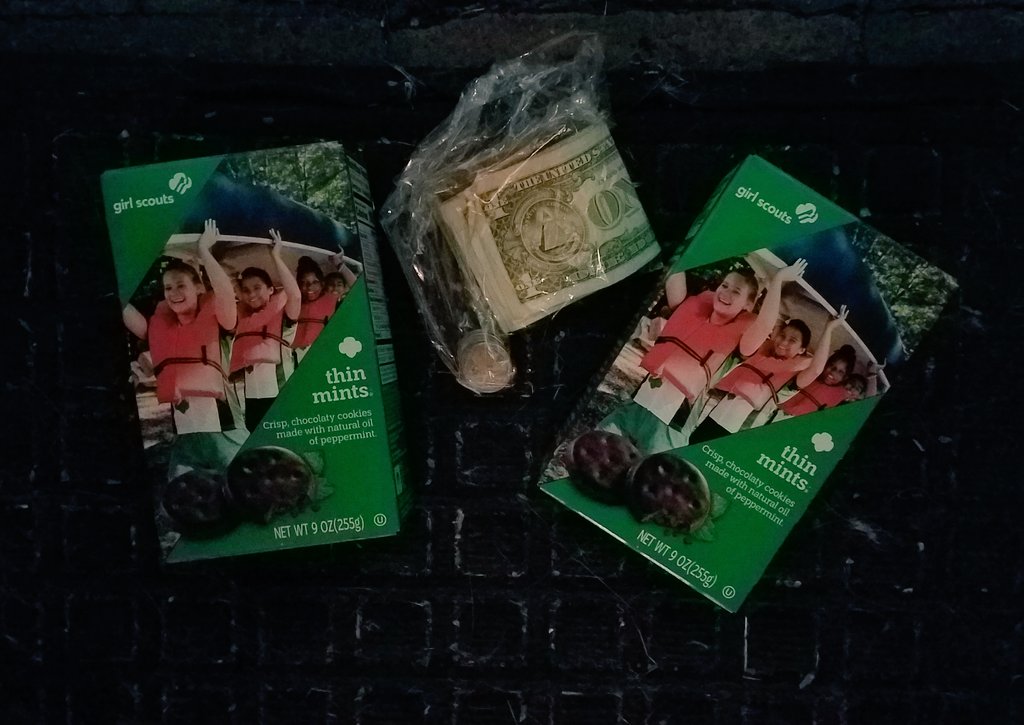 LindaFoosball's tweet photo. My neighbor saved my life tonight!
She kept my $5 AND gave me two boxes!!!!
 #lifesaving #SOS #neighbor #lateperiod #Chocolate 2/3 https://t.co/hj1edQM8HW