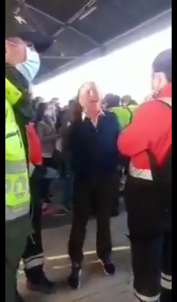 AndrCano2's tweet photo. La que la nombran EPA Colombia por solo desir groserías son tan ignorantes a veces las malas palabras son una forma de desahogo de la importancia. Esta es la cara de la sociedad Colombiana la burguesía en su casa con todas las comodidades y el de clase baja que tiene que trabajar https://t.co/JSLSpFdDvS