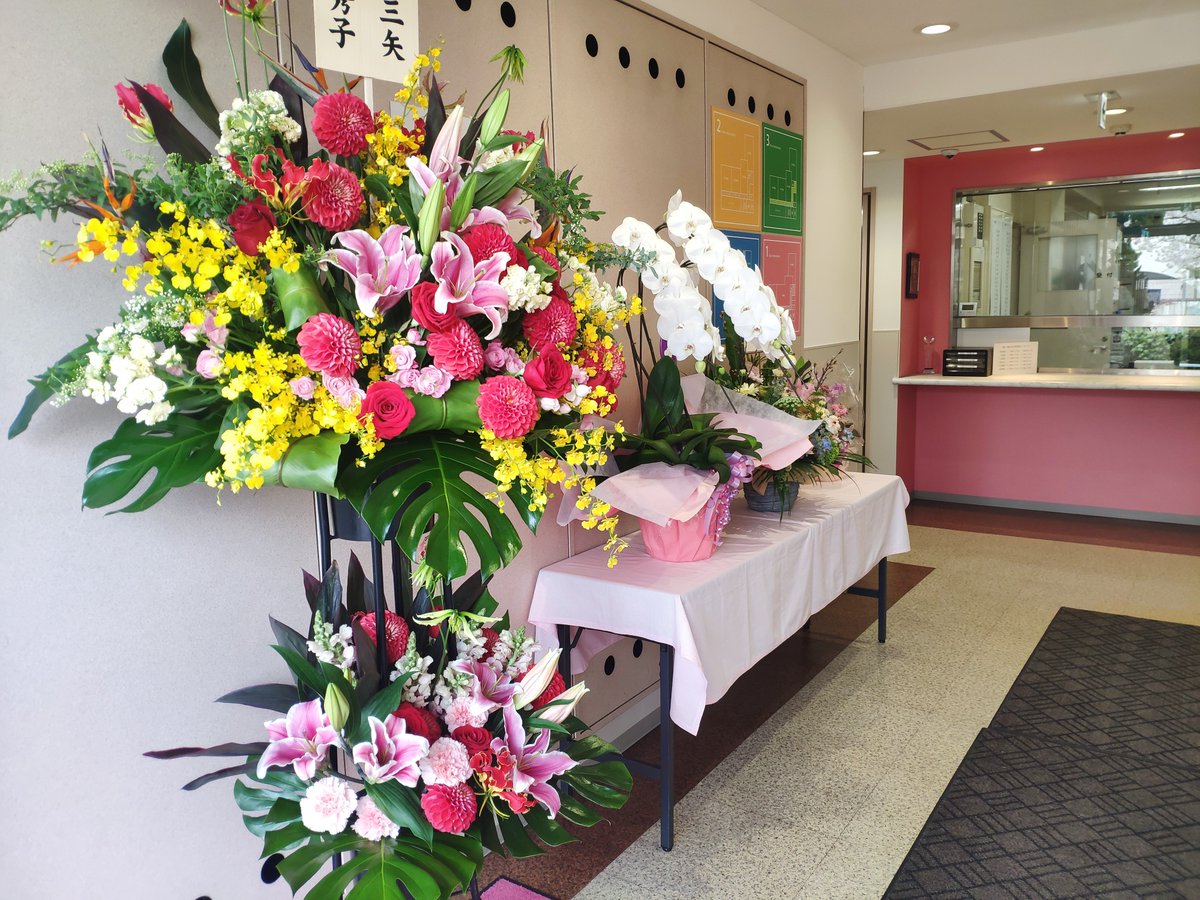 daibi1915's tweet photo. 今日は時間差で新入生オリエンテーションを開催しています。

お祝いのお花がいっぱい😍😍
ありがとうございます！

 #大阪美容専門学校 
 #Daibi https://t.co/74cxKrlmSF