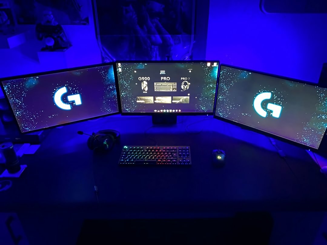 LogitechID's tweet photo. Beginilah setup para pemain PRO 😉
Bagaimana dengan setup #PlayAtHome kamu?
📷: Jan Himmeröder
.
.
.
#PROseries #PROsetup #PROWireless #PROX #PROXHeadset #PROXKeyboard #gaming #pcsetup #gamingsetup #LogitechG https://t.co/ug76lrPhKH