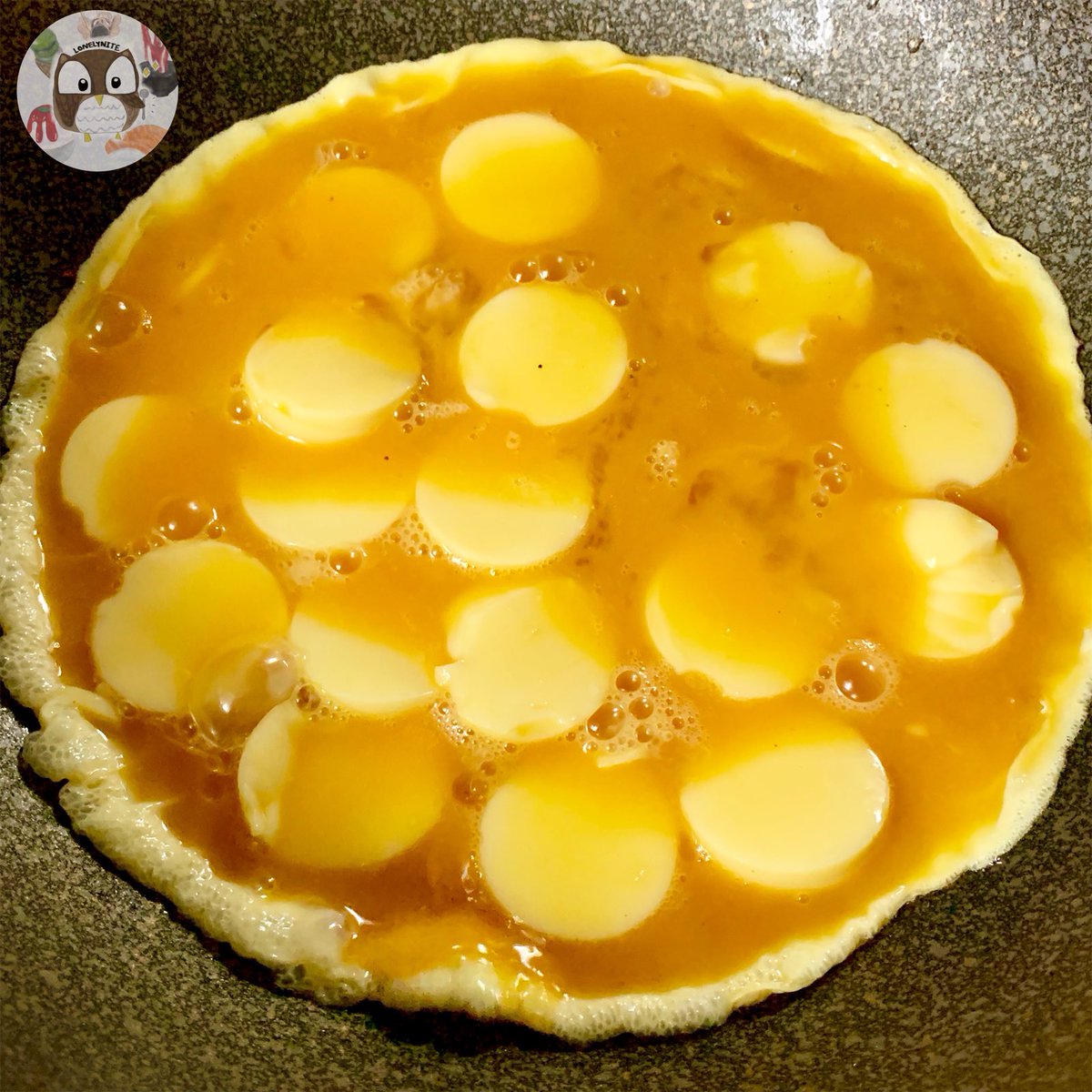 foodblogbkk's tweet photo. ไข่เจียวเต้าหู้ไข่~ เมนูเด็กน้อยอร่อยมากก กินกี่ทีก็ไม่เบื่อ เด็กๆแม่ชอบทำให้ประจำ ต้องไม่ใส่ผักด้วยนะ😆 ฟีลเหมือนกินไข่เจียวผสมไข่ตุ๋นอะ ทำง่ายมาก อร่อยยย @aroii @ReviewAroii https://t.co/AfisqVBCMp
