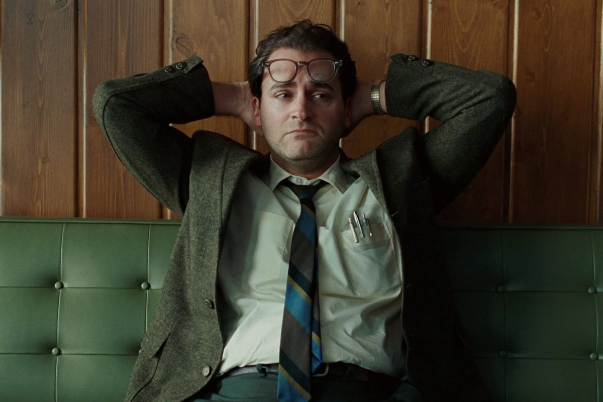 учитель мужчина. мужчина показывает рукой. серьёзный человек фильм братья коэн. очень серьезный человек. братья коэн серьезный человек.