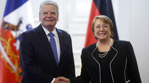El especial da cuenta de un acuerdo firmado entre Chile y Alemania –periodo de Michelle Bachelet– para colaborar en el esclarecimiento de crímenes y descifrar ADN de restos humanos encontrados en las fosas del predio.