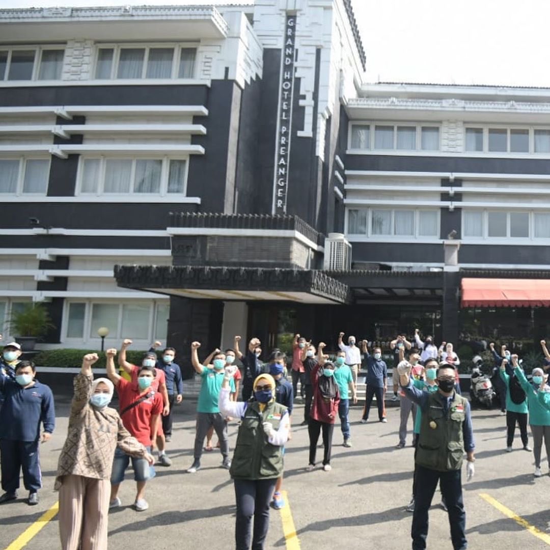 ridwankamil's tweet photo. Para dokter dan tenaga kesehatan sudah seminggu difasilitasi menginap setiap hari di hotel bintang 5, Hotel Preanger. Tiap pagi senam pagi, diberi jamu dan diberi semangat. Hotel lainnya juga difungsikan. https://t.co/XSDjRXkHyq