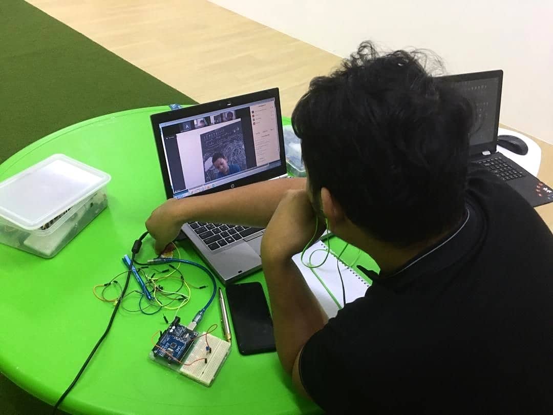 MakersNextgen's tweet photo. Wahhh cikgu Farid sudah bersedia untuk kelas live online arduino Maker+ dengan murid² yang join sesi hari ni. "Three ... Two ... One ... Start !" 😁👍
.
#nextgenmakers #teamnextgen #stemeducation #roboticseducation #technologyeducation #OnlineClass #Arduino #Maker+ https://t.co/Ht445HeD3s