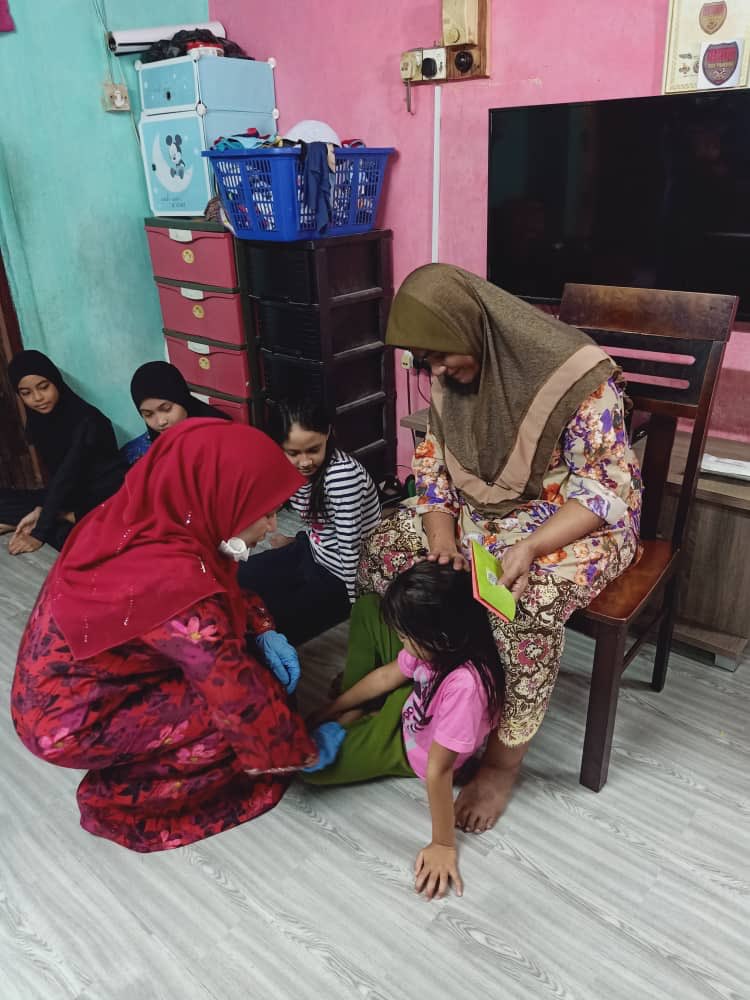 NorlizaARahim's tweet photo. Saya telah menziarahi 5 adik beradik yang telah kehilangan ayah dan baru-baru ini ibu mereka dalam satu kemalangan. Sedih melihat wajah mereka berlima. Saya sempat menyampaikan sedikit bantuan kepada mereka berlima. Semoga Allah merahmati mereka berlima ini. https://t.co/eJPamIyzo2