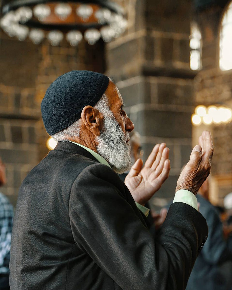 TunayHan_0109's tweet photo. ‘Berat’; temize çıkmak, ferahlayıp kurtulmaktır.Allah'ım ruhumuzu feraha çıkar, karanlık perdelerimizi ‘Berat’ ile kaldır. #BeratKandilimizMübarekOlsun #BeratKandili #beratgecesi https://t.co/uiuXIUGmOy