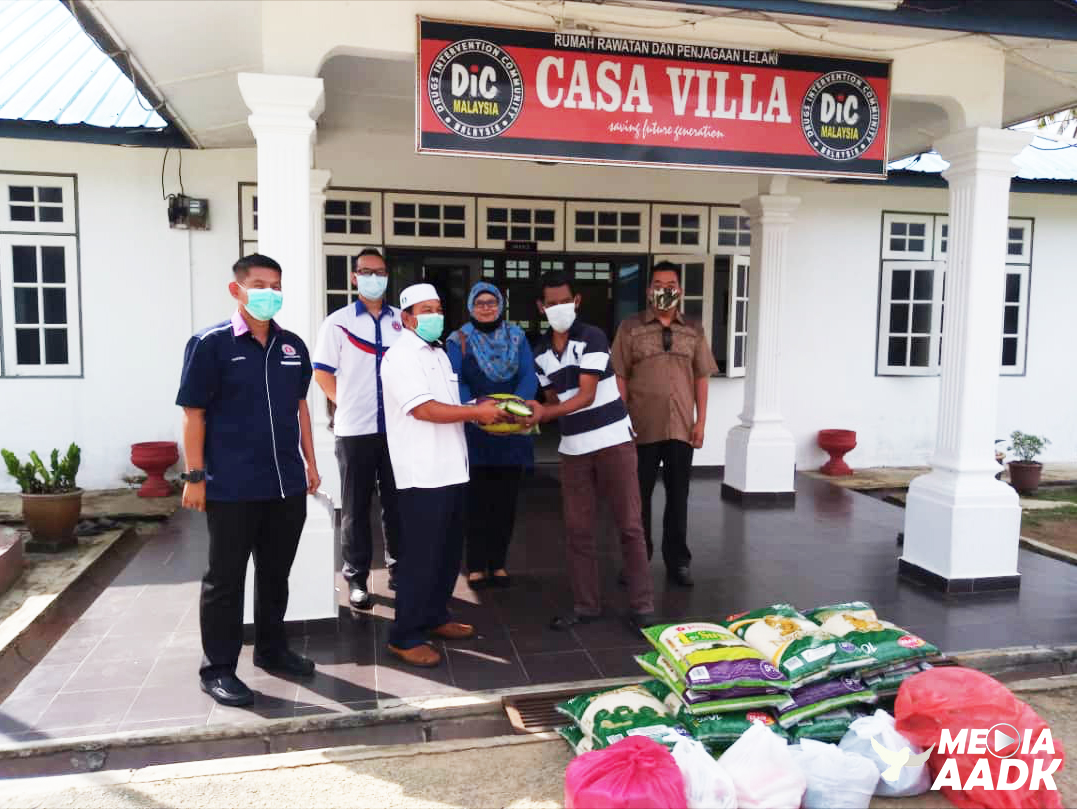 AADKMalaysia's tweet photo. Kuantan, 7 April 2020 : Agensi Antidadah Kebangsaan Negeri Pahang dengan kerjasama Pejabat ADUN Tanjung Lumpur menyampaikan sumbangan kepada NGO iaitu Drug Intervention Community Malaysia (DIC) yang terjejas akibat perintah kawalan pergerakan (PKP). https://t.co/uvd8diLddc
