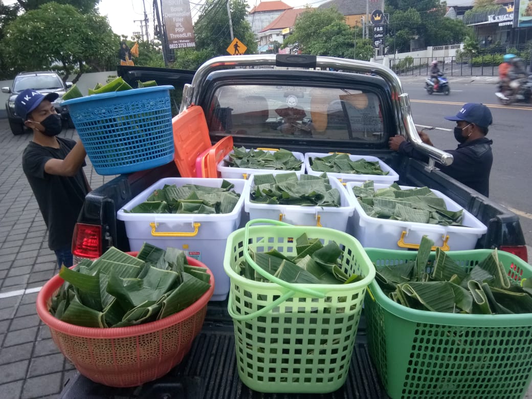 Ada gerakan di Denpasar tiap jam 5 sore: Bagi2 Jinggo gratis utk ojol dan siapa aja yg lewat tapi BENAR2 membutuhkan. Lokasi depan kantor Grab jl. Gatsu barat, depan kantor Gojek jl. Malboro, jl. Cokroaminoto.
dan jl. Plawa, dikordinasi oleh FGBMFI Bali, cc <a href="/BaleBengong/">BaleBengong</a>