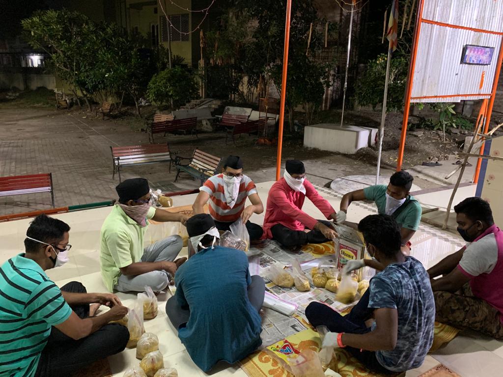 In these difficult times, people who are engaged in daily bread earning activities are taken serious hit. Dhanya bank and food distribution ensures their care.  @Dev_Fadnavis  @Tukaram_IndIAS  @AjitPawarSpeaks  @BJP4Nagpur