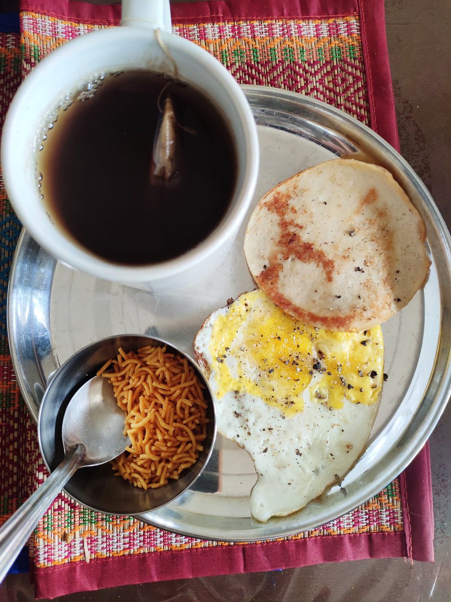 I've become ravenous in this  #lockdown  I was eating two meals for almost a year now and was doing fine... But ab din mein 5 baar bhookh lagti hai  yeh kaisa shadyantra hai Prabhu? My weird ass breakfast for today  coz why not!!!!