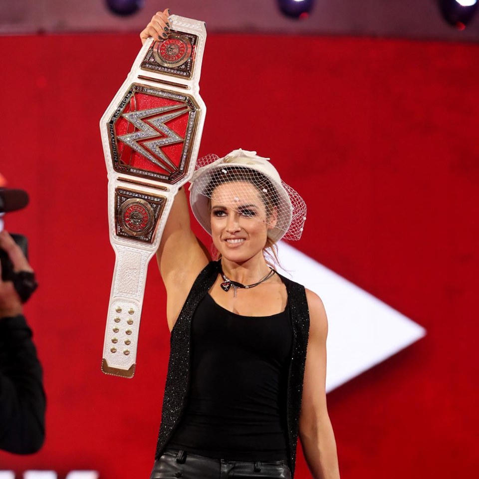 BeckyBlissIT's tweet photo. #TheMAN @BeckyLynchWWE 💪with Lacey Evans´s hat

#GOAT 🐐 
#RAWisBECKY 

Day 98 https://t.co/S0hIQOweAc