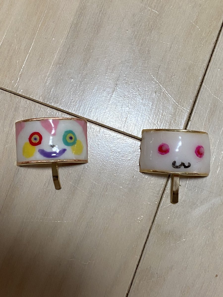 まりる まりるん 第2弾 ベベのポニーフック 土台はダイソーで売ってるやつで レジン マニキュアで出来てます アート部分がマニキュアねw キュウべえのと並べて付けたいなぁ W ポニーフックの着用例も載せとくねw まりる まりるん 第2弾 ベベのポニーフック 土台はダイソーで売ってるやつで レジン マニキュアで出来てます アート部分がマニキュアねw キュウべえのと並べて付けたいなぁ W ポニーフックの着用例も載せとくねw