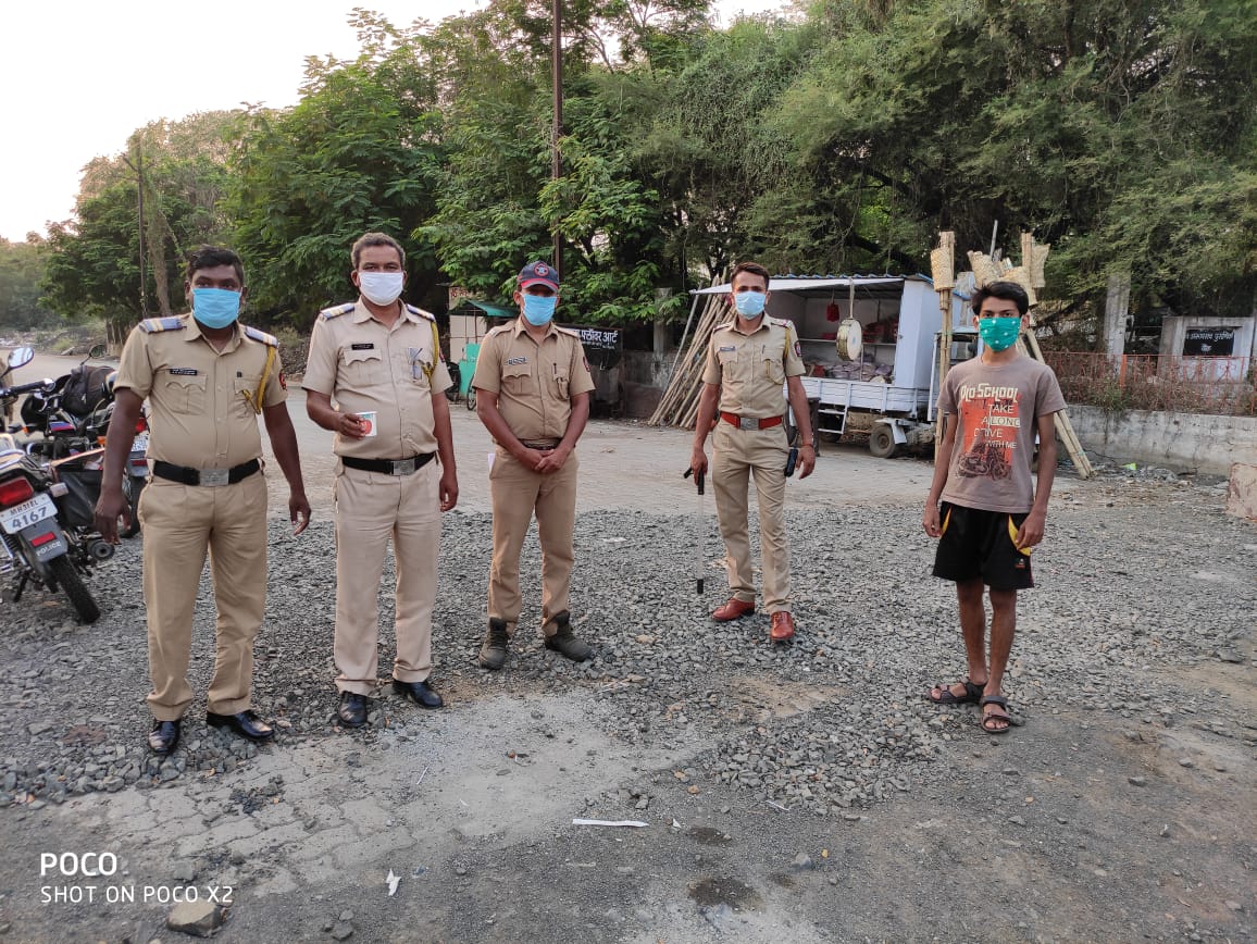 Our police brethren are selflessly serving the society to ensure implementation of  #lockdown. We have worked our bit, helping them with masks etc as a token of gratitude, for their duty.  @NagpurPolice  @trafficngp  #Seva4Society