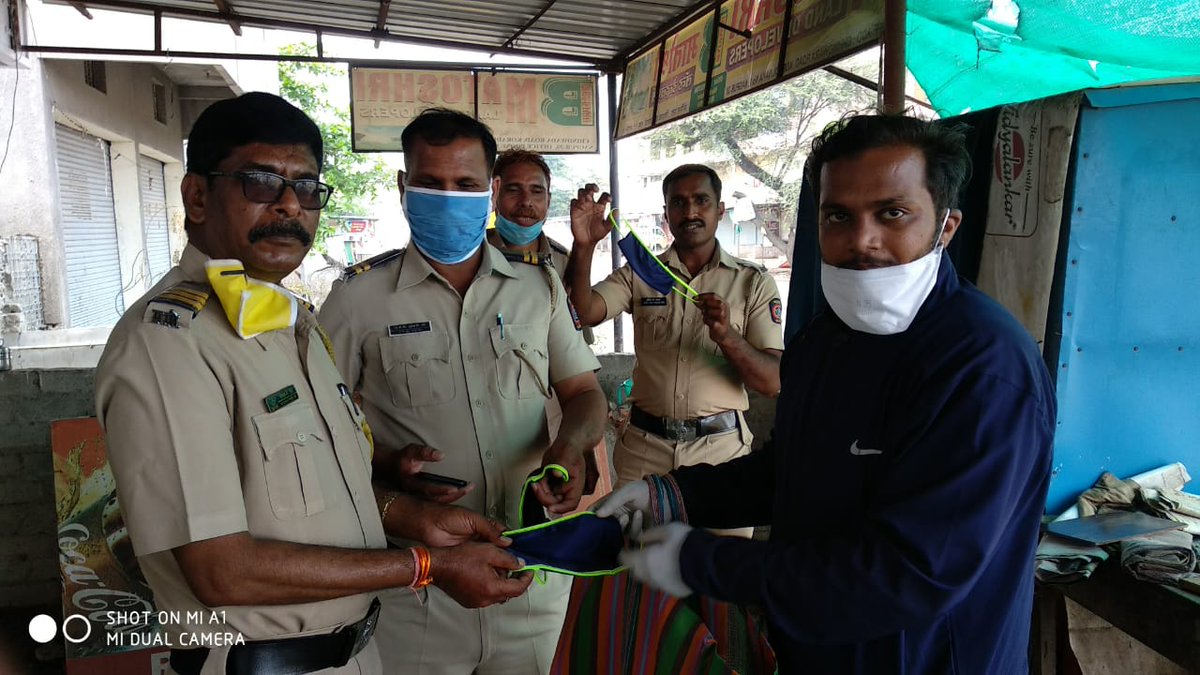 Our police brethren are selflessly serving the society to ensure implementation of  #lockdown. We have worked our bit, helping them with masks etc as a token of gratitude, for their duty.  @NagpurPolice  @trafficngp  #Seva4Society