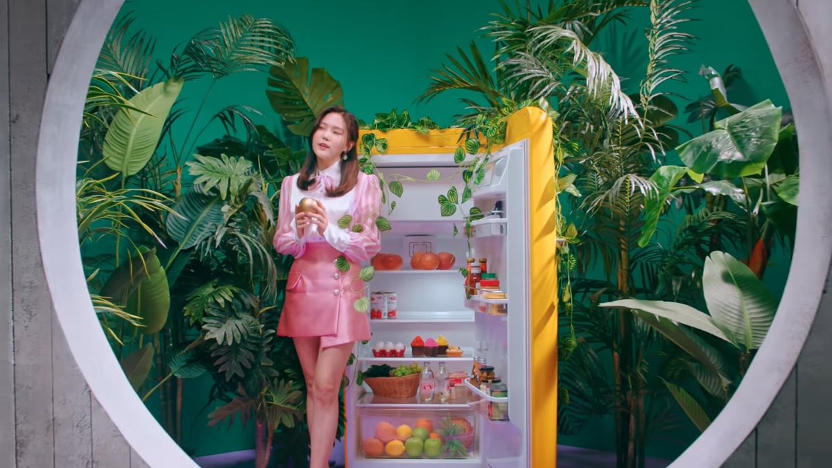 The fifth season:In hyojung& #39;s refrigerator there are several fruits including, a golden apple, oranges, white grapes, lemons, green apples, and a pineapple.
