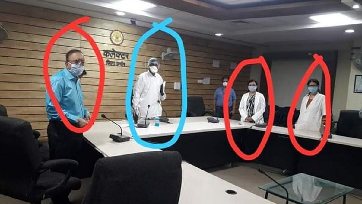 RaghavDubeyIND's tweet image. जब देश भर के डॉक्टर #Covid_19 के रोगियों का इलाज करते समय आवश्यक सुरक्षात्मक गियर की कमी का सामना कर रहे हैं, RJ के एक डॉक्टर ने प्रकाश डाला है कि कैसे कलेक्टर को पूर्ण पीपीई(PPE) पहने देखा गया, जबकि डॉक्टर सिर्फ  मास्क पहने हैँ
#ModijiSaveDoctors 
#PPEshortage 
#WorldHealthDay