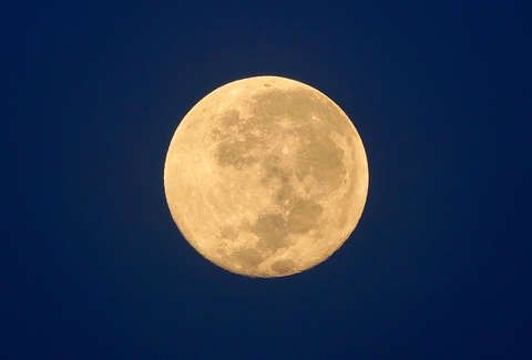 wonosoboonline's tweet photo. Peristiwa alam langka disaat Corona. Anda mungkin akan beruntung utk dpt melihat supermoon (bulan purnama) pink terbesar sepanjang tahun ini yg dapat disaksikan pada 08 April 2020 pukul 01.08 WIB dini hari. Sumber: BMKG. https://t.co/0b21AP1AZ7