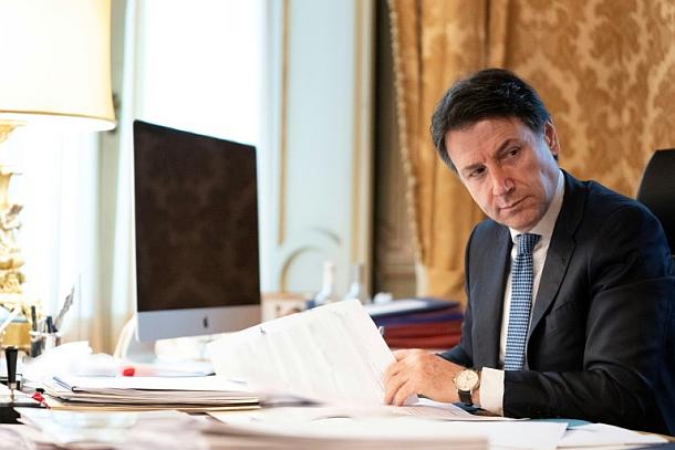 presse_online's tweet photo. Italien will Wirtschaft mit neuem Hilfsprogramm retten
Italien will mit einem Konjunkturprogramm im Volumen von 400 Milliarden Euro gegen die wirtschaftlichen Folgen der Corona-Krise vorgehen ##Italien ##Presse_Online #Aktuelle #Außenpolitik #Covid #Giuse https://t.co/kr1lgY201N https://t.co/G7U364m8Zu