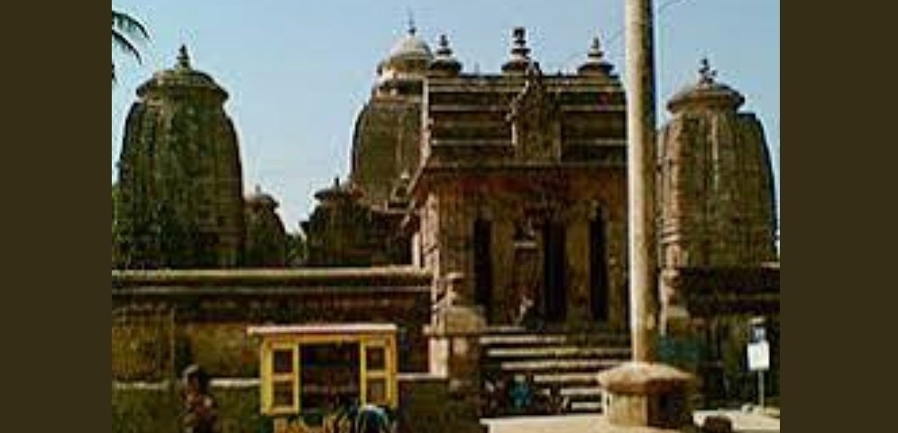 The Srimukhalingeswara temple is a Shiva temple in the village, which was built by Kamarnava–II in 8th century AD of the Eastern Ganga dynasty. @KashmiriPandit7