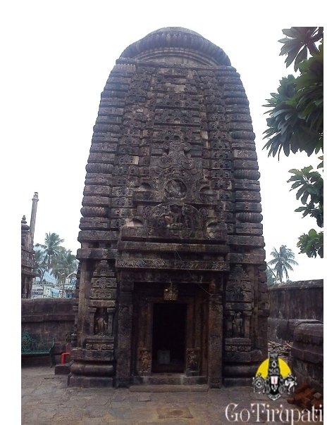 The Srimukhalingeswara temple is a Shiva temple in the village, which was built by Kamarnava–II in 8th century AD of the Eastern Ganga dynasty. @KashmiriPandit7