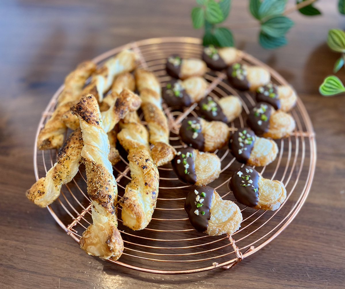 Anon 今日のおやつは 冷凍パイシートを使って パルミエ と チーズ ペッパーのサクリスタン パルミエ サクリスタン お菓子作り 手作りおやつ 子供とお菓子作り 簡単おやつ お菓子作り好きな人と繋がりたい 食日記 たまゆら食つづり 外出