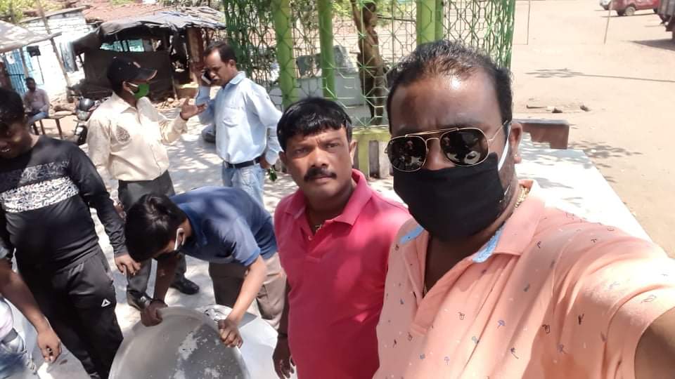 AnjaneyaTrust's tweet photo. पका हुआ भोजन बस्ती के मुखिया के माध्यम से वितरण @sanjaymadhu14 @SKumar958 https://t.co/c9V4kfv8BT
