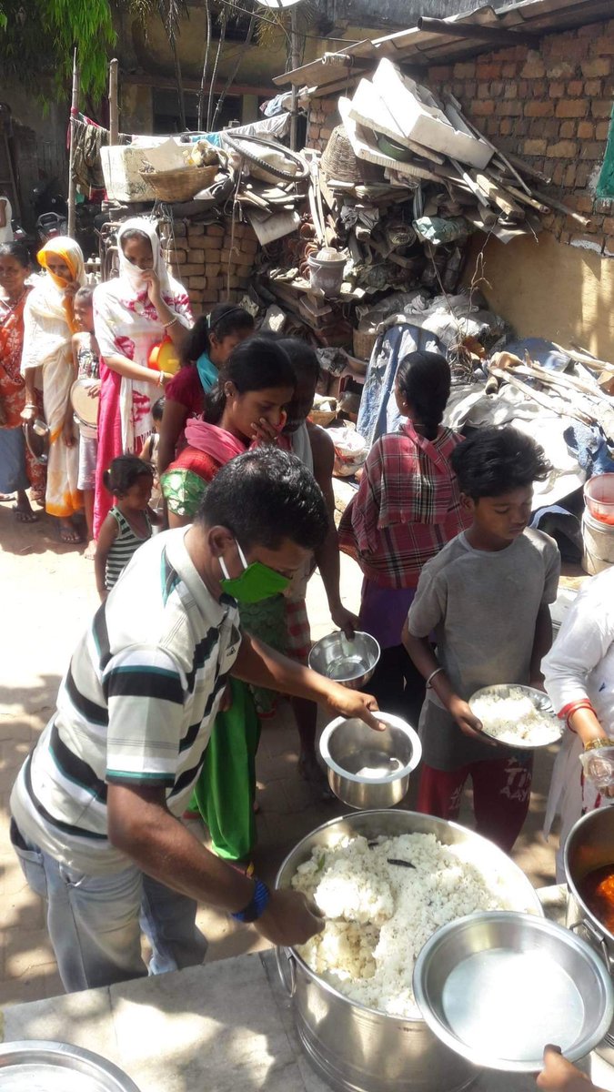 AnjaneyaTrust's tweet photo. पका हुआ भोजन बस्ती के मुखिया के माध्यम से वितरण @sanjaymadhu14 @SKumar958 https://t.co/c9V4kfv8BT