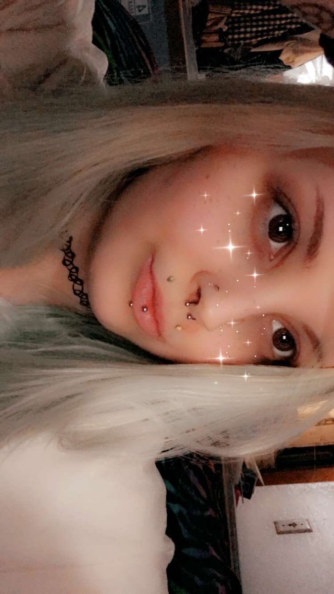MuaJaneDoe's tweet photo. OOP HELLO I HAD AN EMOTIONAL BREAKDOWN AND BLEACHED MY HAIR WITH BOX BLEACH AND IT ACTUALLY TURNED OUT CUTE WTF NOT MAD AT THE BLUE TINT EITHER all I need is a bleach bath now @bradmondonyc hi look i didn’t ruin my hair be proud pls 🥺👉🏼👈🏼 #boxbleach #bleschedhair #notafail https://t.co/coB239FzDl