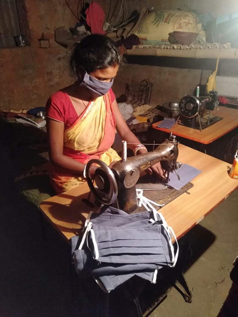 cwsngo's tweet image. With support received from @cwsngo Reboti Gope and Gangamani Gope - on behalf of their SHGs are making masks for the locals in Haludbani village, Ghatshila, Jharkhand.
#COVID19 #MaskIndia #CommunityAssistance #EmergencyResponse