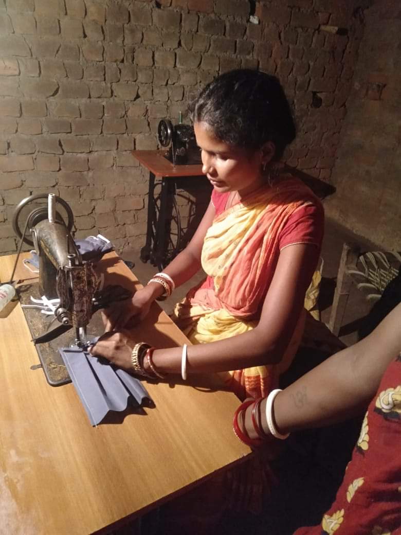 cwsngo's tweet image. With support received from @cwsngo Reboti Gope and Gangamani Gope - on behalf of their SHGs are making masks for the locals in Haludbani village, Ghatshila, Jharkhand.
#COVID19 #MaskIndia #CommunityAssistance #EmergencyResponse