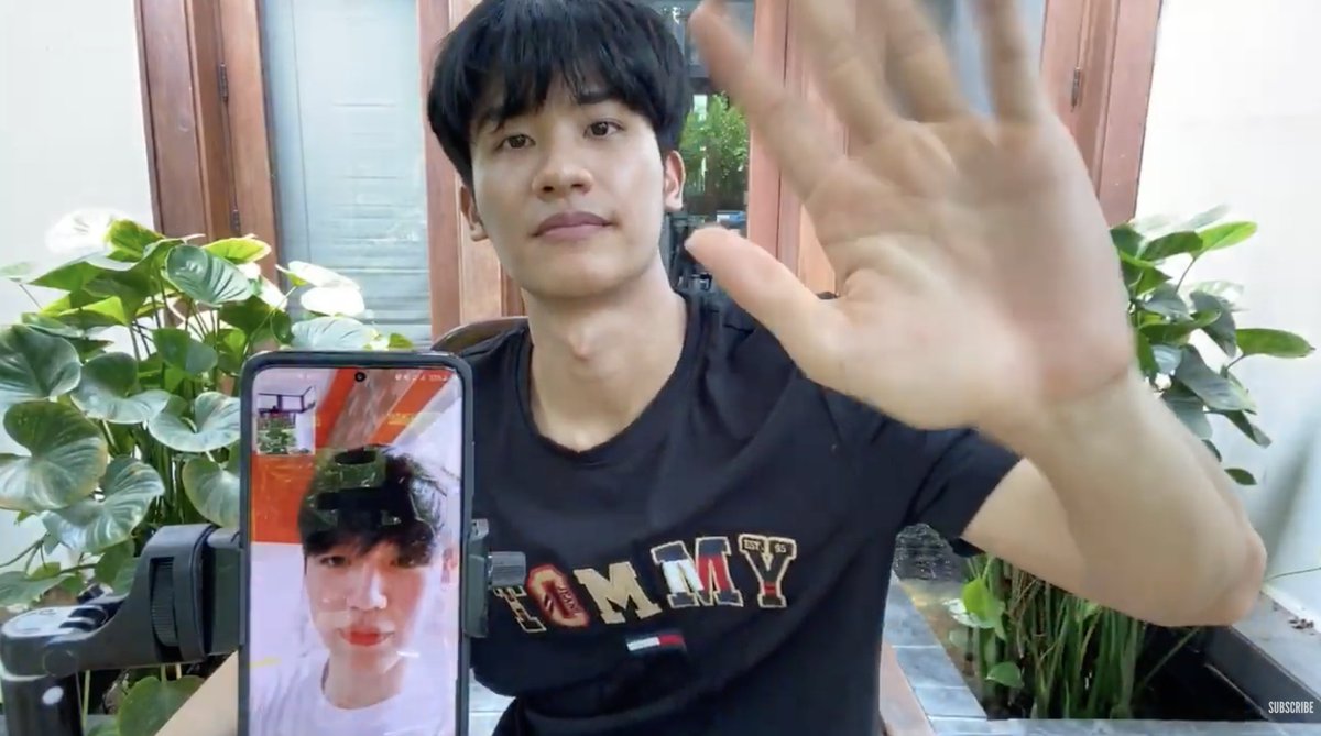 GMMTV's tweet photo. คุณนิววี่เค้าบอกฝากดู LIVE พรุ่งนี้กันด้วยน้าาาา 🥰🤚

#LiveAtLunchxTawan
#LiveATLunch
#GMMTV https://t.co/RnqvGASVhK