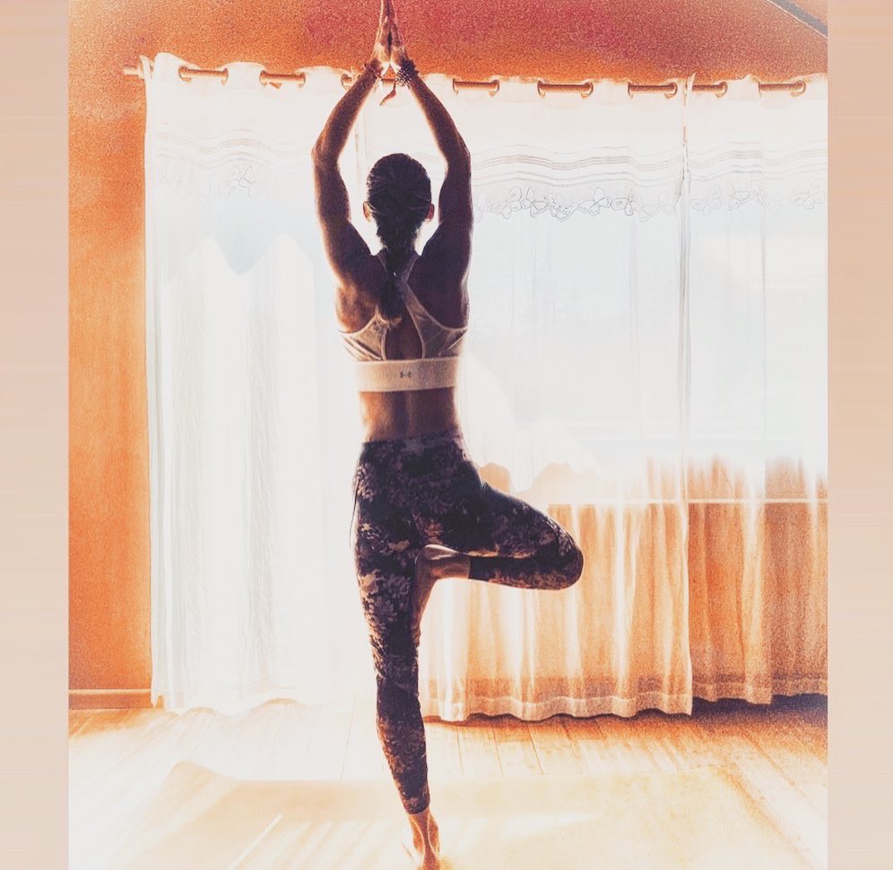 ✨ Rise & Shine ✨ #justdoingmything #yogatime #morningyoga #yogagirl #sunshinetherapy #morningmagic #energyboost #createeveryday #createyourself 🌸