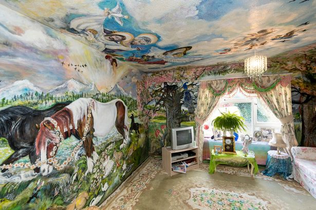 womensart1's tweet photo. Diana Keys, aged 70, who has spent the last 40 years painting her own version of the Sistine Chapel in her council flat, Hemel Hempstead, UK #womensart https://t.co/8JHkQXXhQV