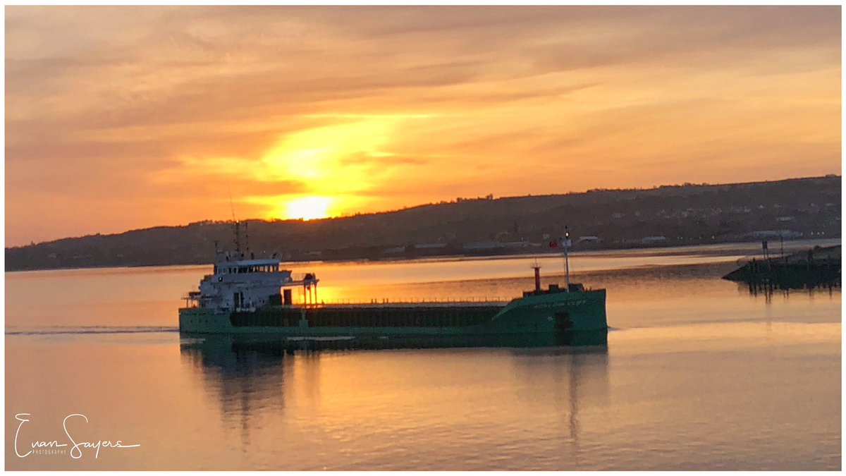 Vdubber7997's tweet photo. The Arklow Cliff arriving into a beautiful Belfast Port this morning. https://t.co/fRrXPOzzWh