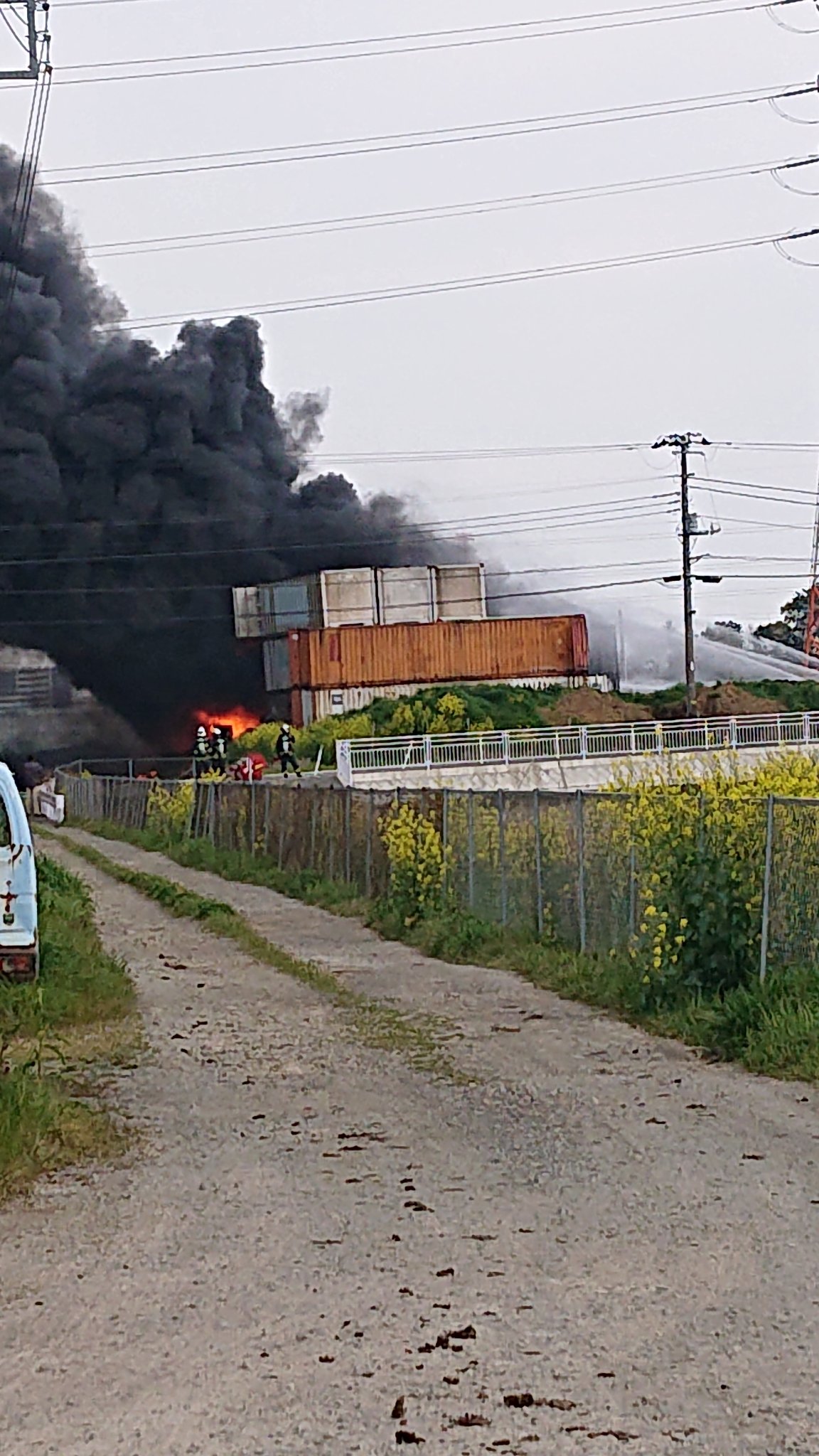 平塚市大島で火事が起きている現場の画像