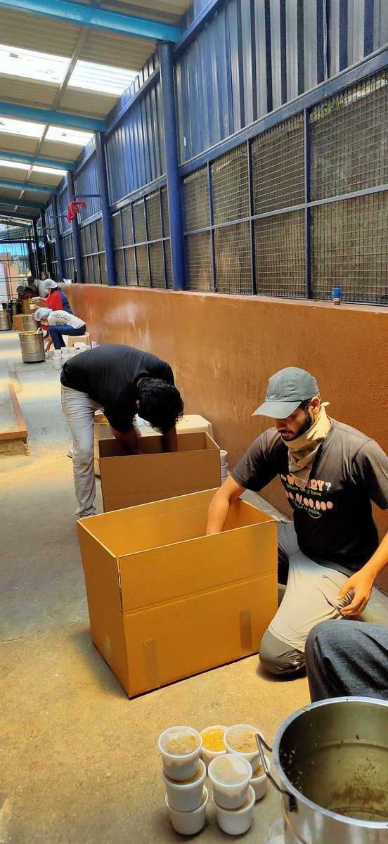 v_vishwas's tweet photo. Packing food for migrant workers #RSCFusion  #CommunityService https://t.co/fFu4Zfj9Z5