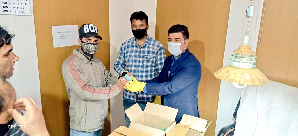 McGanderbal's tweet photo. Municipal Council chairman Ganderbal Adv Altaf Ahamd today Distributed Medicine among Employees of Municipal Council Garderbal.
Stay Home Stay Safe
@Drjitendersing1 @wanimajid14 @EhsaanYousf1 https://t.co/DyLNyKQo6v