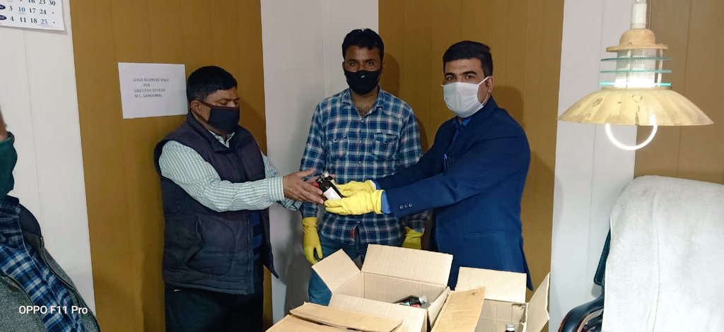 McGanderbal's tweet photo. Municipal Council chairman Ganderbal Adv Altaf Ahamd today Distributed Medicine among Employees of Municipal Council Garderbal.
Stay Home Stay Safe
@Drjitendersing1 @wanimajid14 @EhsaanYousf1 https://t.co/DyLNyKQo6v