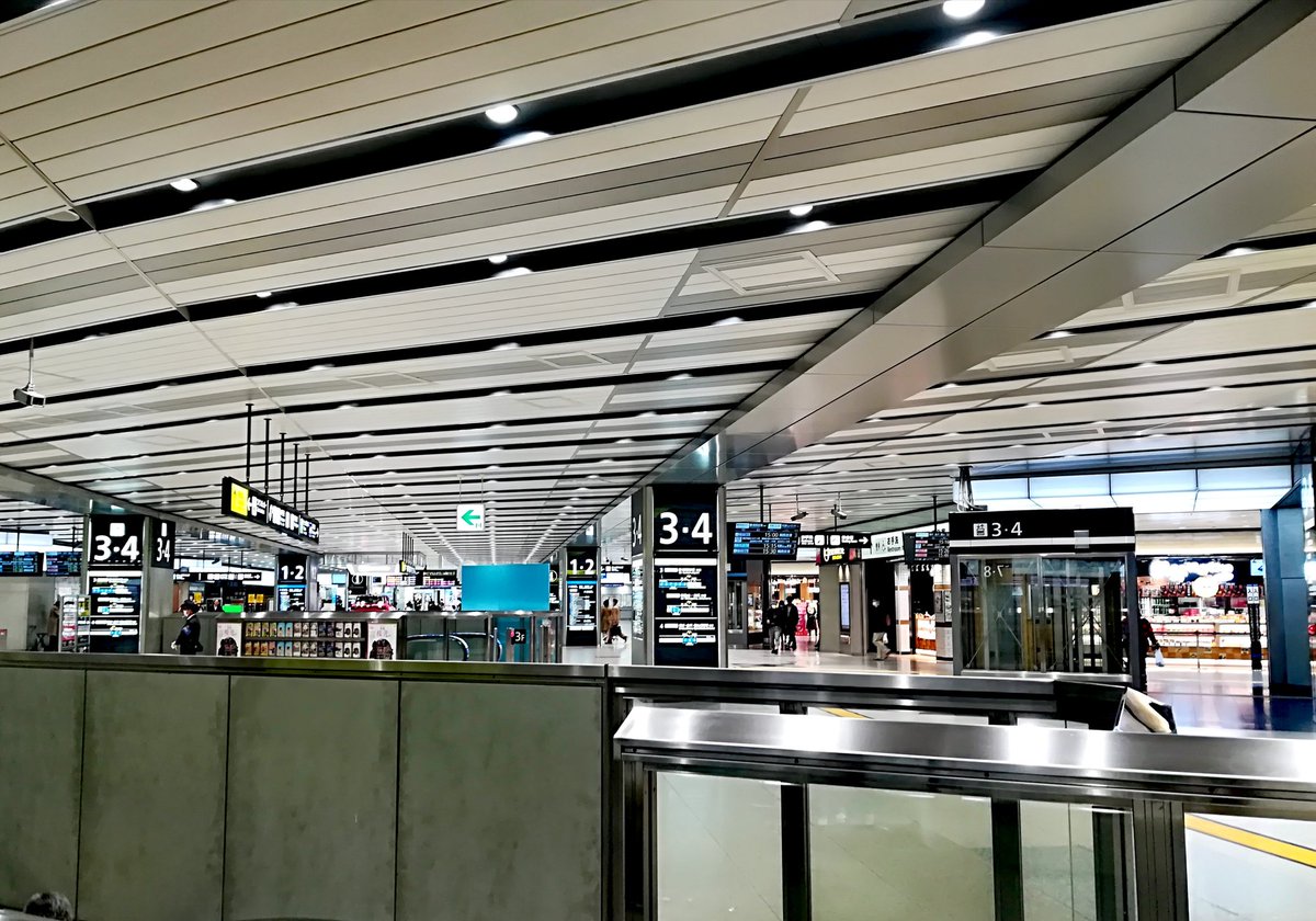 marukitoken's tweet photo. 新大阪駅人がいない...新幹線の改札内もがらがらでした https://t.co/TZTNGtQeBu