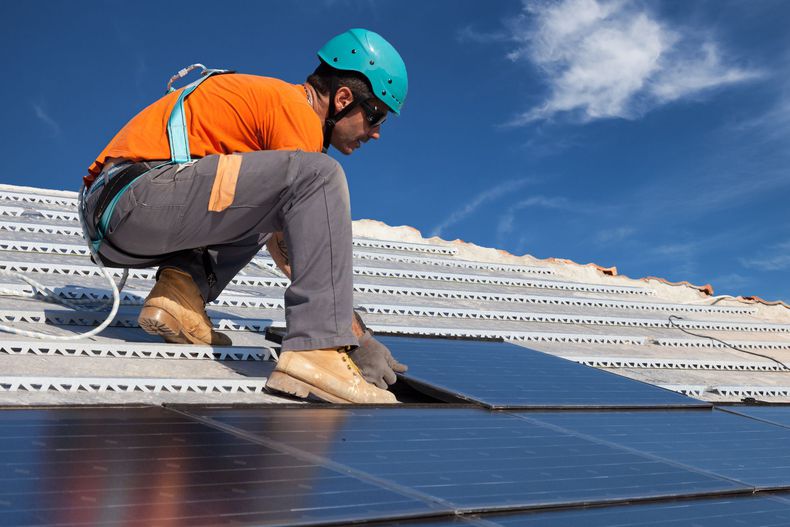 handwerksblatt's tweet photo. #Photovoltaik: #Prosuming ist im Kommen. Die Zahl der #Verbraucher, die eine #Photovoltaikanlage betreiben, und einen Teil des Stroms vor Ort selbst verbrauchen, steigt. Ein Forschungsprojekt untersuchte Vorteile und Hindernisse. https://t.co/aJHwpm6m6x Foto: © ilfede/123RF.com https://t.co/ifSs7jmW0O