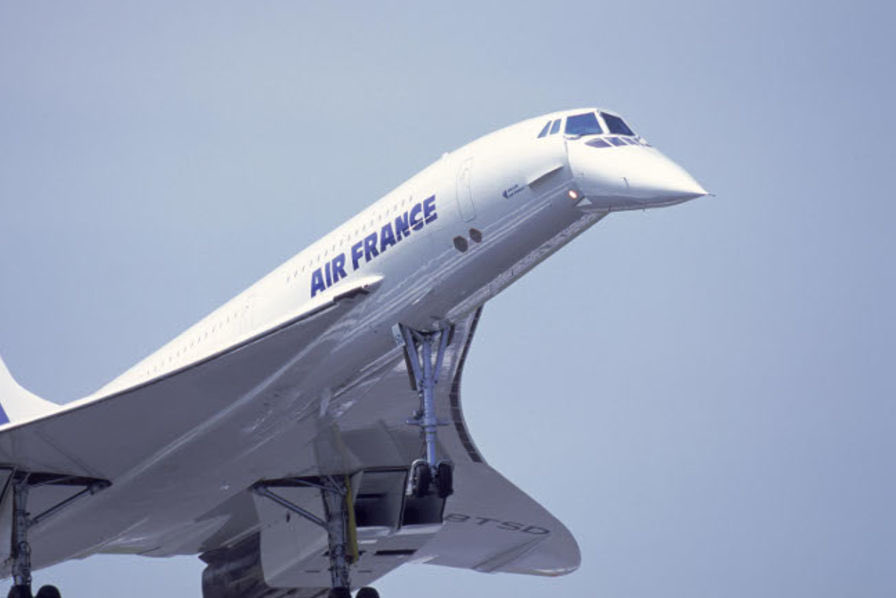 Dans les années 60, un Paris-New York prenait la demi-journée (une grosse dizaine d'heures, comme aujourd'hui en fait). Beaucoup ont alors vu un marché pour des avions de lignes supersoniques, et ainsi naquit le Concorde de Sud-Aviation et BAC.  #Thread  #Aviation Volume 2 !