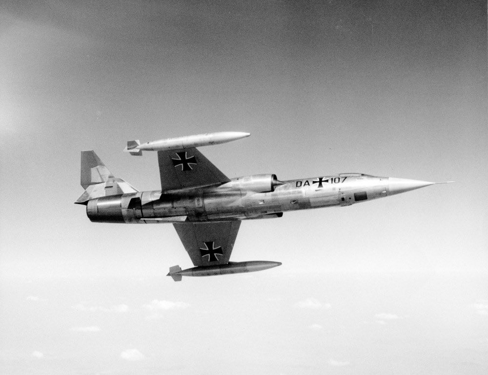 Le Lockheed L-2000 d'abord connu comme CL-823, devait d'abord utiliser une aile droite similaire à celle du F-104 Starfighter.