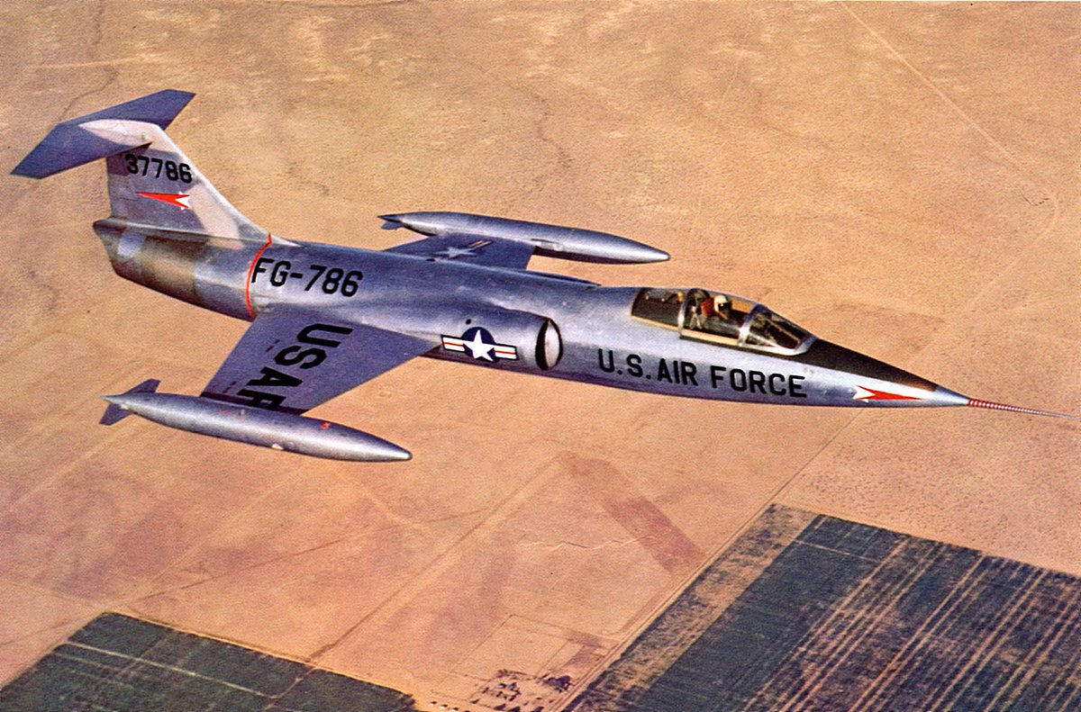 Le Lockheed L-2000 d'abord connu comme CL-823, devait d'abord utiliser une aile droite similaire à celle du F-104 Starfighter.