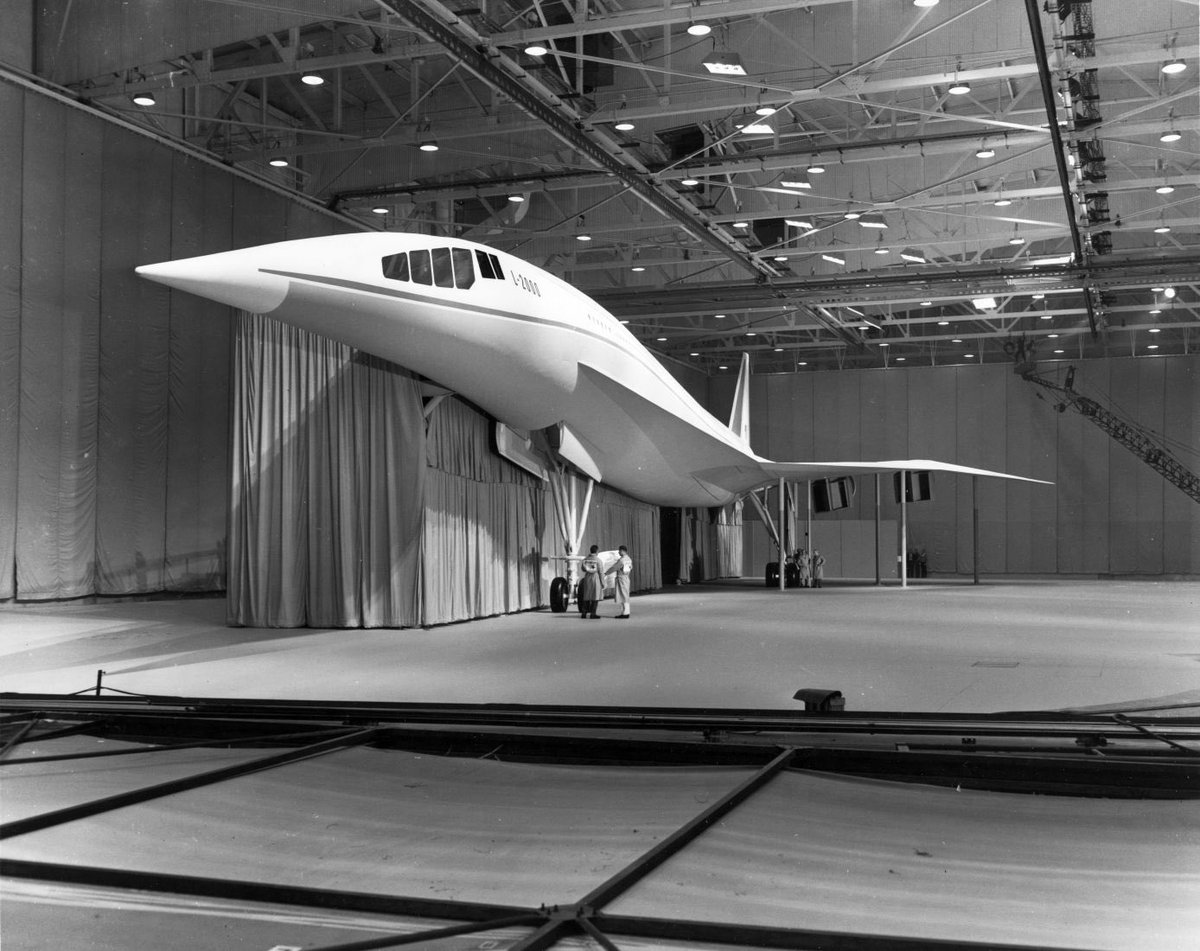 Il avait même un "droop nose", come notre avion supersonique à nous ! Mais au final, le L-2000 fut jugé trop "simple" et trop proche du Concorde. Il était aussi moins efficace le Boeing 2707 au décollage et à basse vitesse.