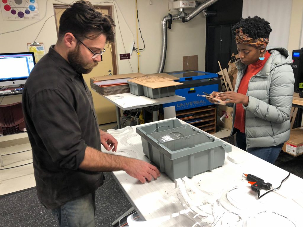 ZvikaKlein's tweet image. הישיבה האמריקנית שמייצרת אלפי מסכות עבור צוותים רפואיים

בעזרת טכנולוגיית הדפסה תלת-ממדית, בישיבה התיכונית "קהלת" בפילדלפיה מסייעים למלחמה נגד מגפת הקורונה באמצעות ייצור מגני פנים ומסכות
 makorrishon.co.il/news/218345/