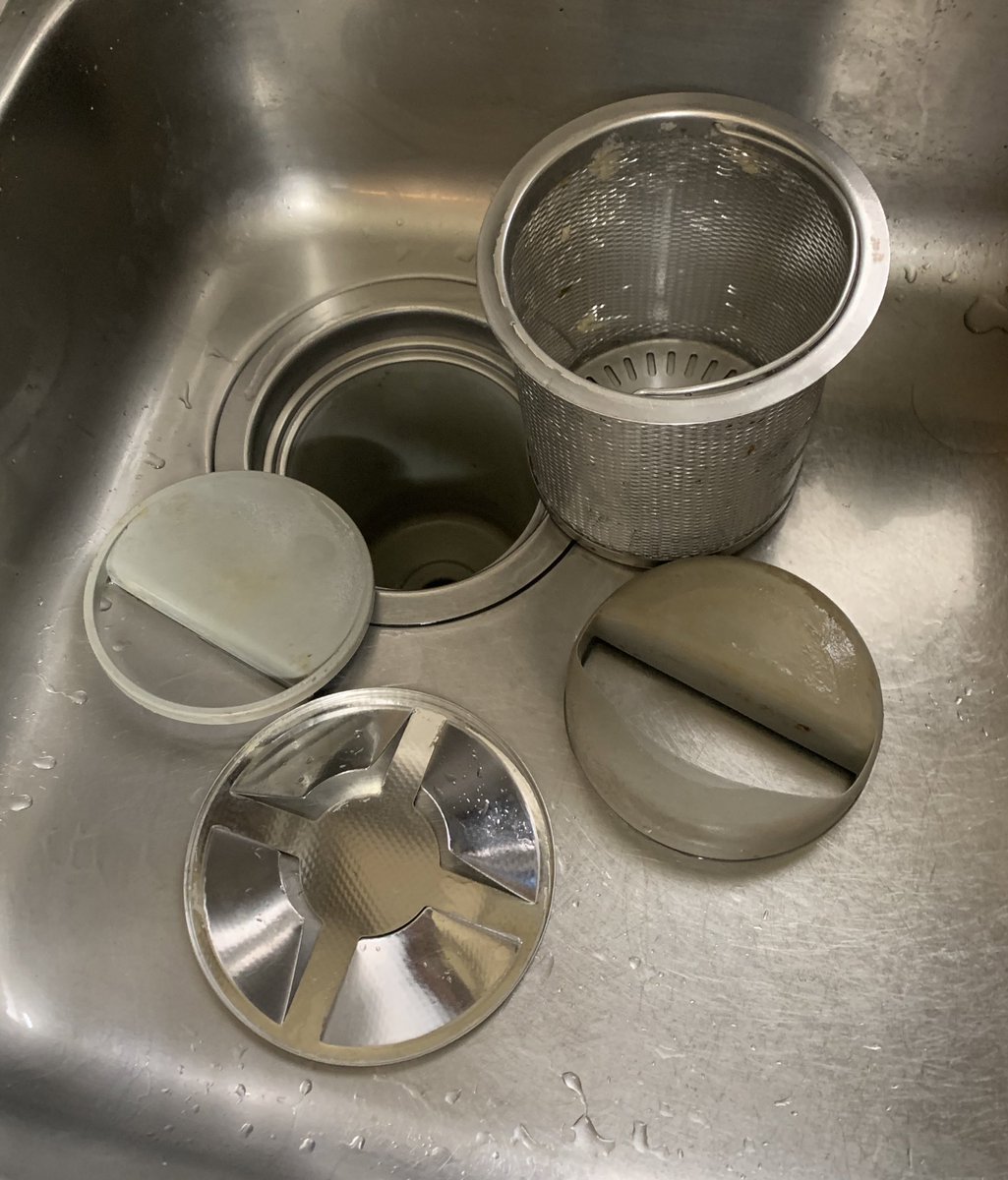りっきー シンクの排水溝が汚れて来たから臭いが酷くなる前に掃除 綺麗な方が料理も捗る お掃除 キッチン