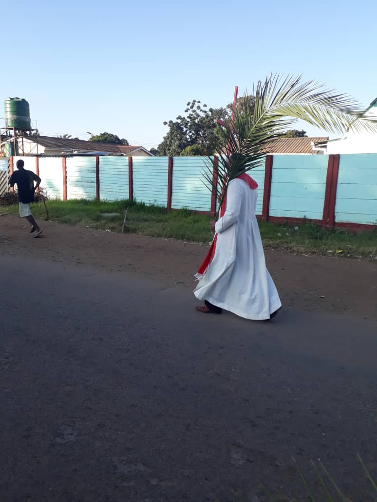 capitalkfm's tweet photo. [NEWS]

Methodist Church in Zimbabwe minister for New Highfield circuit, Rev B. Lombard partakes in a lone Palm Sunday walk this morning in Highfield. Traditionally, the whole congregation participates in this annual event, but due to the #COVID19 lockdown, this was not possible https://t.co/w89ttWwDrE